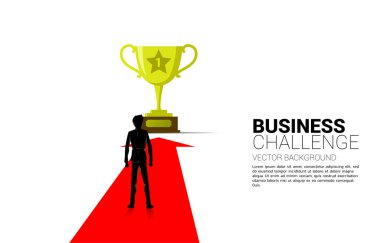 Arrow 'daki İş Adamı' nın silueti altın kupa kazanıyor. İş yönetimi ve görev vizyonu kavramı