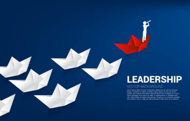 Teleskoptan bakan iş adamının silueti kırmızı origami kağıt gemisiyle beyazlara önderlik ediyor. İş dünyası liderlik ve vizyon görevi kavramı.
