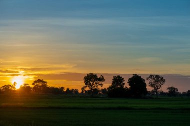 Gün batımı resimleri, kırsal kesimde akşam atmosferi kırsal kesimde..