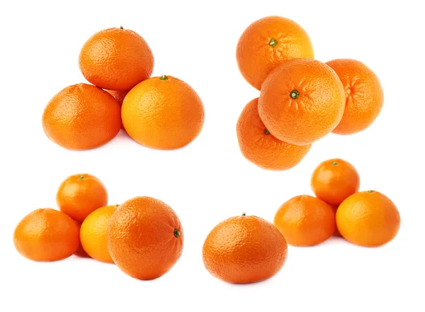 Pilhas de múltiplas tangerinas suculentas frescas maduras, isoladas sobre o fundo branco — Fotografia de Stock