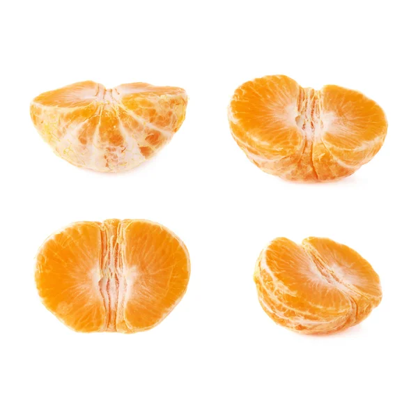 Mitad de fruta fresca jugosa de mandarina aislada sobre el fondo blanco — Foto de Stock