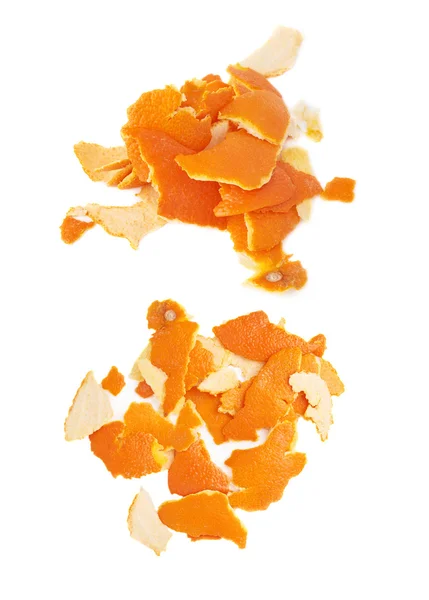 Haufen Mandarinenschalen isoliert auf weißem Hintergrund — Stockfoto