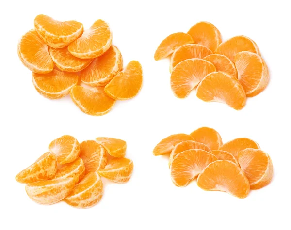 Högen av segmentera delar av Tangerine som isoleras över den vita bakgrunden — Stockfoto