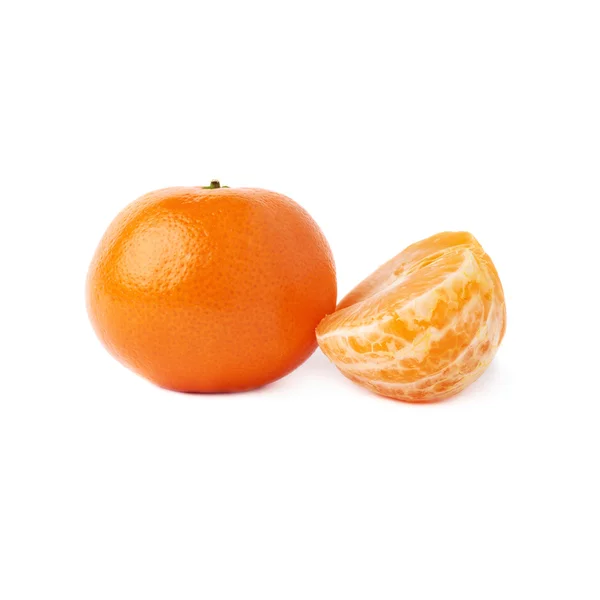 A fehér háttér felett izolált, fél-és friss lédús mandarin gyümölcs — Stock Fotó