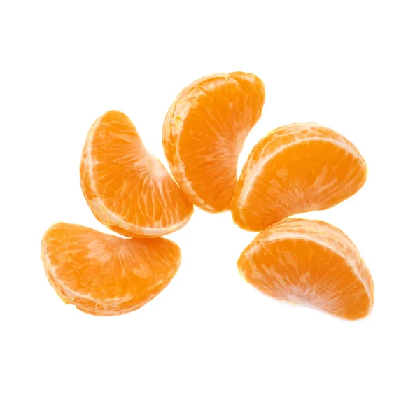 Sezioni di fetta di mandarino isolate sullo sfondo bianco — Foto Stock