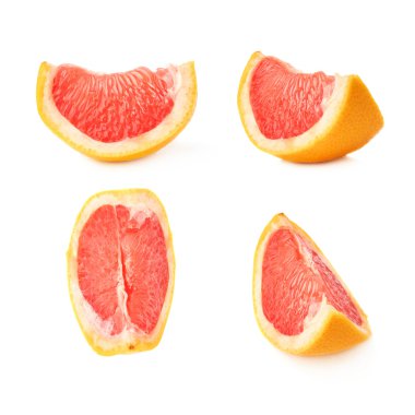 Beyaz arka plan üzerinde izole greyfurt dilim bölümü