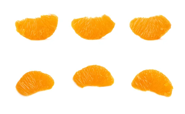 Seções de fatias de tangerina isolada sobre o fundo branco — Fotografia de Stock