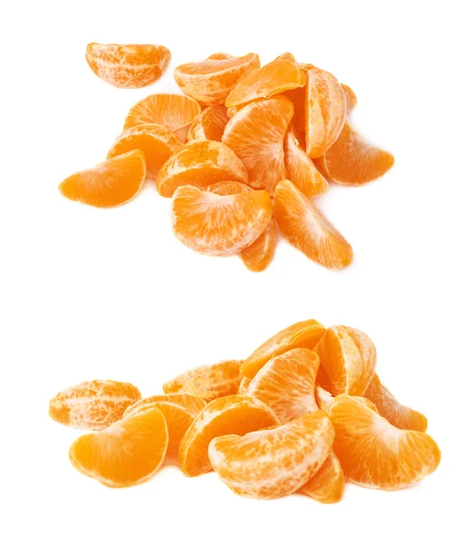 Mucchio di sezioni di fetta di mandarino isolate sullo sfondo bianco — Foto Stock