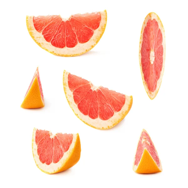 Разрез грейпфрута изолирован на белом фоне — стоковое фото