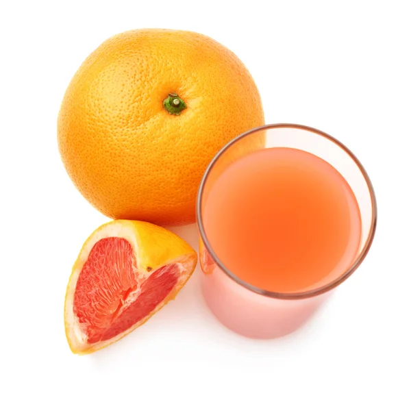 Hohes Glas gefüllt mit Grapefruitsaft und Früchten, Zusammensetzung isoliert über weißem Hintergrund — Stockfoto