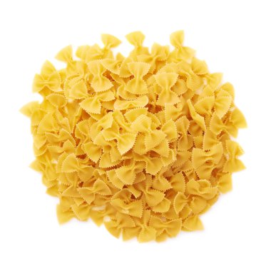 Kuru farfalle makarna izole beyaz arka plan üzerinde yığını