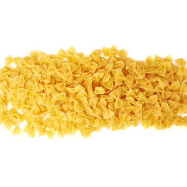 Satır kuru farfalle makarnadan izole beyaz arka plan üzerinde yapılmış.