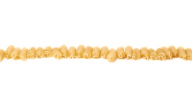 Kuru rotini makarnadan izole beyaz arka plan üzerinde yapılan çizgi