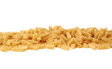 Kuru rotini makarnadan izole beyaz arka plan üzerinde yapılan çizgi