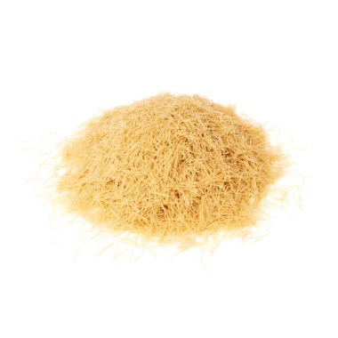 Kuru erişte makarna izole beyaz arka plan üzerinde yığını