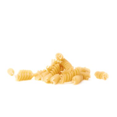 Kuru makarna rotini izole beyaz arka plan üzerinde yığını