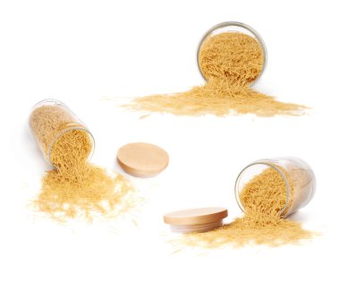 İzole beyaz arka plan üzerinde kuru erişte makarna ile dolu cam kavanoz seti