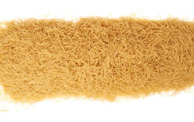 Satır kuru erişte makarna izole beyaz arka plan üzerinde yapılmış.