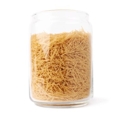 Kuru erişte makarna ile izole beyaz arka plan üzerinde dolu cam kavanoz