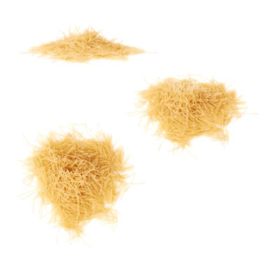 Kuru erişte makarna izole beyaz arka plan üzerinde yığını