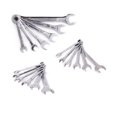 Beyaz arka plan üzerinde izole wrenchs metal aletler yığını kümesi