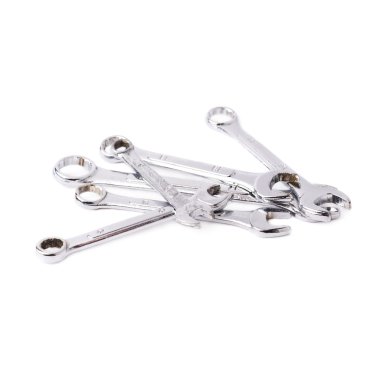 Beyaz arka plan üzerinde izole wrenchs metal aletler yığını