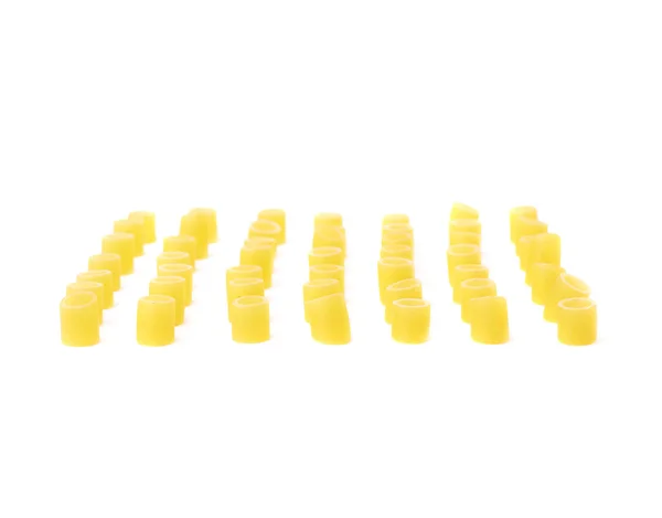 Enkelte stykker tør ditalini pasta over isoleret hvid baggrund - Stock-foto