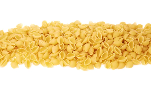 Linha feita de macarrão conchiglie seco sobre fundo branco isolado — Fotografia de Stock