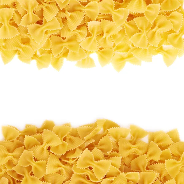 Montón de pasta de farfalle seca sobre fondo blanco aislado — Foto de Stock