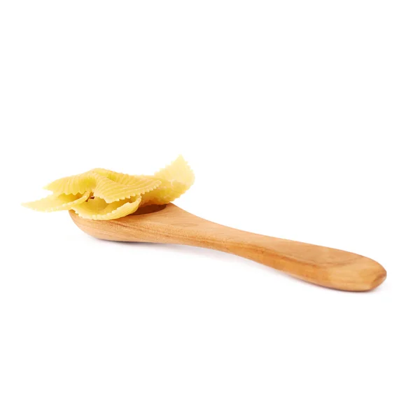 Houten lepel gevuld met droge farfalle pasta over geïsoleerde witte achtergrond — Stockfoto