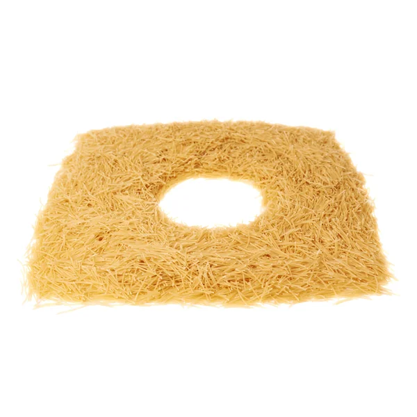 Ronde frame gemaakt van droge noedels pasta over geïsoleerde witte achtergrond — Stockfoto