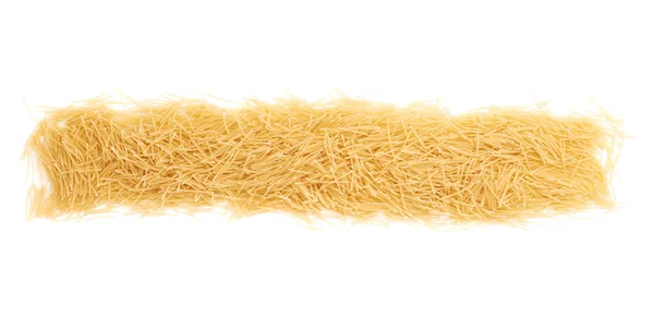Linie aus trockenen Nudeln Pasta über isolierten weißen Hintergrund — Stockfoto