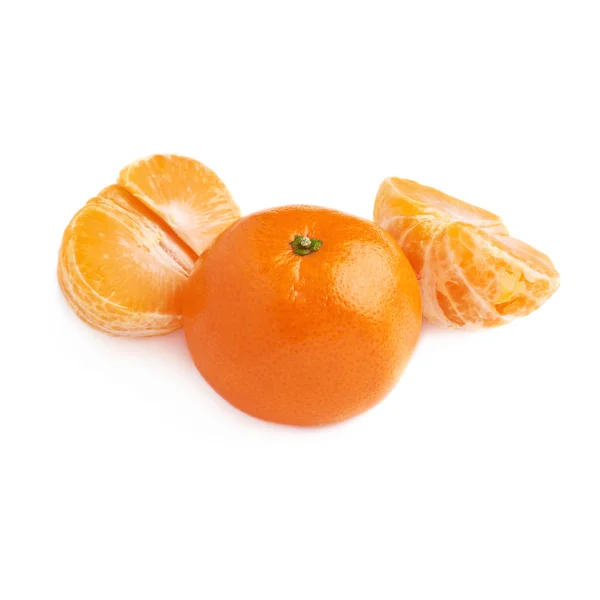 Två halvor och färsk saftig Tangerine frukt isolerad över den vita bakgrunden — Stockfoto