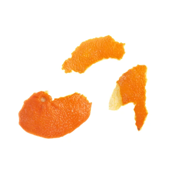 Parties de peau de mandarine isolées sur fond blanc — Photo