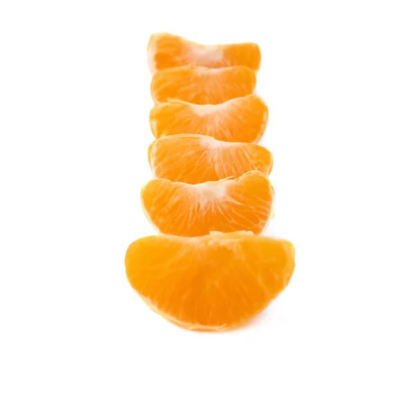 Sezioni di fetta di mandarino isolate sullo sfondo bianco — Foto Stock