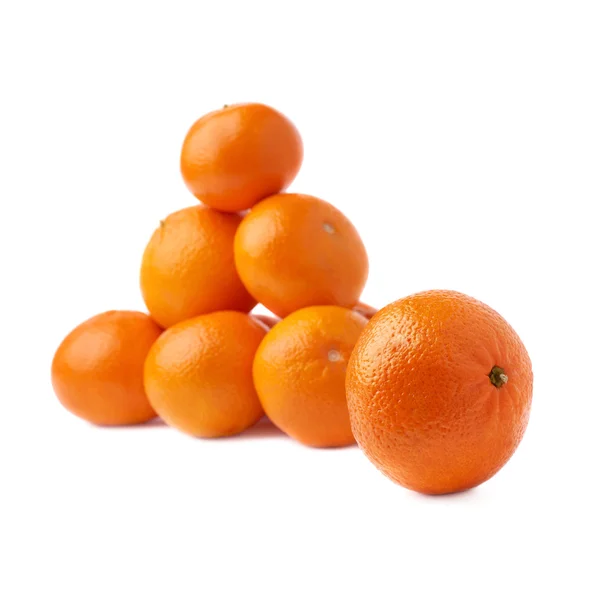 Hromadu více zralé čerstvé šťavnaté mandarinky, izolovaných bílém pozadí — Stock fotografie