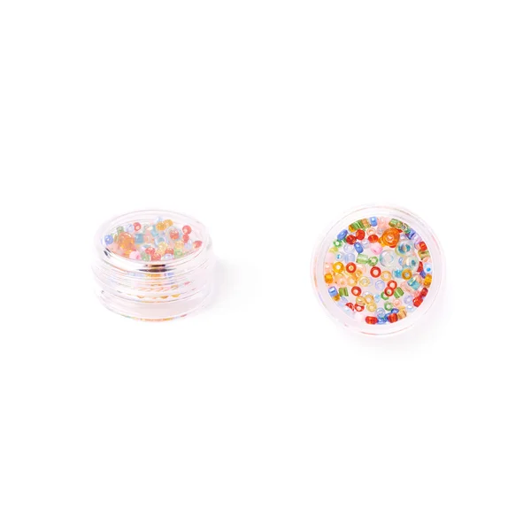 Perline in scatola rotonda su sfondo bianco isolato — Foto Stock