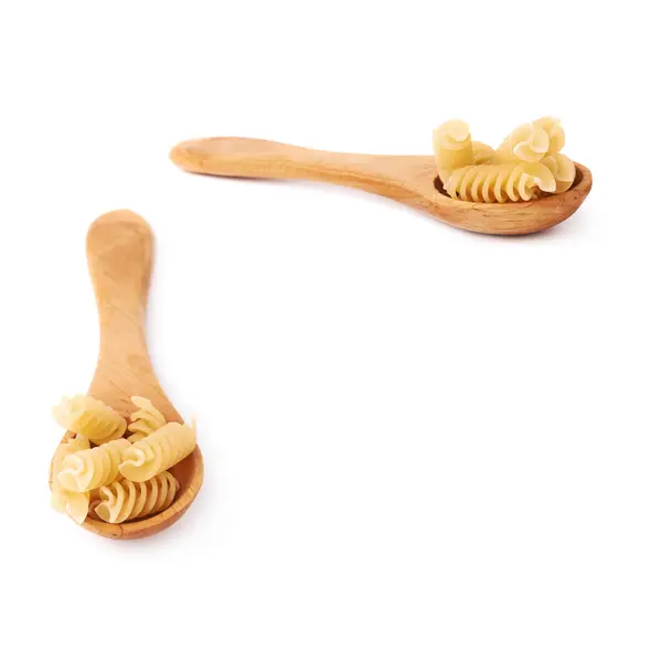 Set di cucchiai di legno ripieni di pasta secca rotini su fondo bianco isolato — Foto Stock