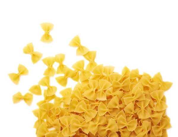 Hög med torr farfalle pasta över isolerade vit bakgrund — Stockfoto