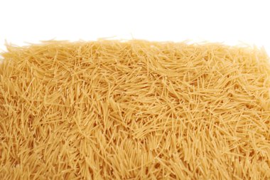 Kuru erişte makarna izole beyaz arka plan üzerinde yığını