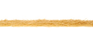 Satır kuru erişte makarna izole beyaz arka plan üzerinde yapılmış.