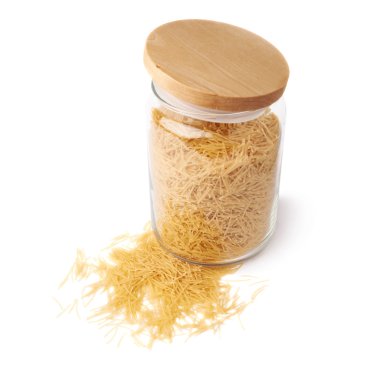 Kuru erişte makarna ile izole beyaz arka plan üzerinde dolu cam kavanoz