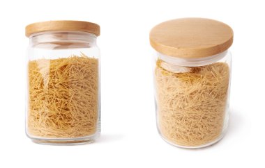 İzole beyaz arka plan üzerinde kuru erişte makarna ile dolu cam kavanoz seti