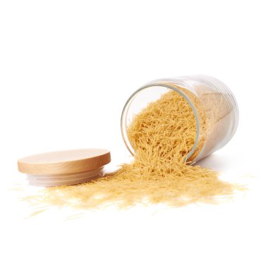 Kuru erişte makarna ile izole beyaz arka plan üzerinde dolu cam kavanoz