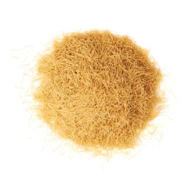 Kuru erişte makarna izole beyaz arka plan üzerinde yığını