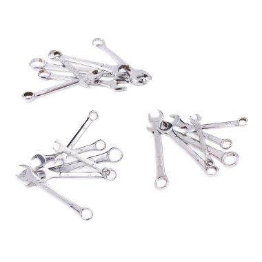 Beyaz arka plan üzerinde izole wrenchs metal aletler yığını kümesi