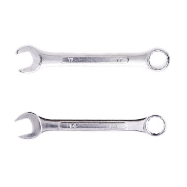 Beyaz arka plan üzerinde izole anahtarı metal araç kümesi