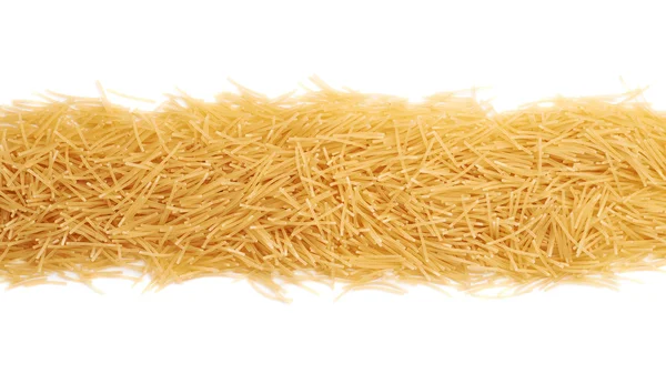 Lijn gemaakt van droge noedels pasta over geïsoleerde witte achtergrond — Stockfoto