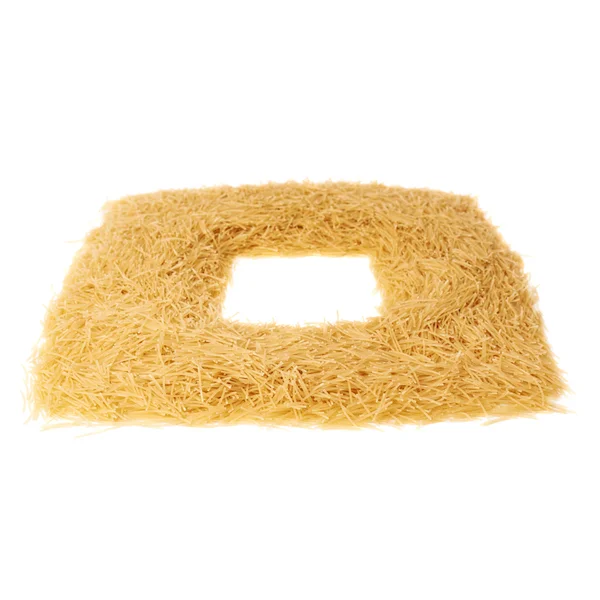 Vierkante badrand droge noedels pasta over geïsoleerde witte achtergrond — Stockfoto