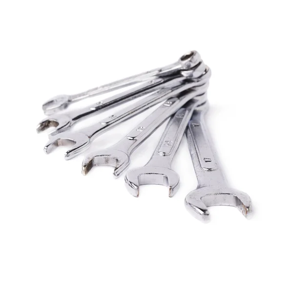 Stapel wrenchs metalen instrumenten geïsoleerd op witte achtergrond — Stockfoto